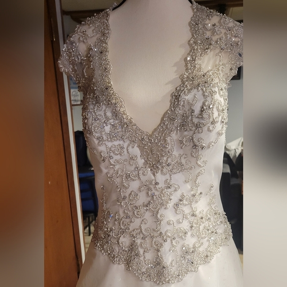 Elegant White and Gold Gown - Picture 2 of 9